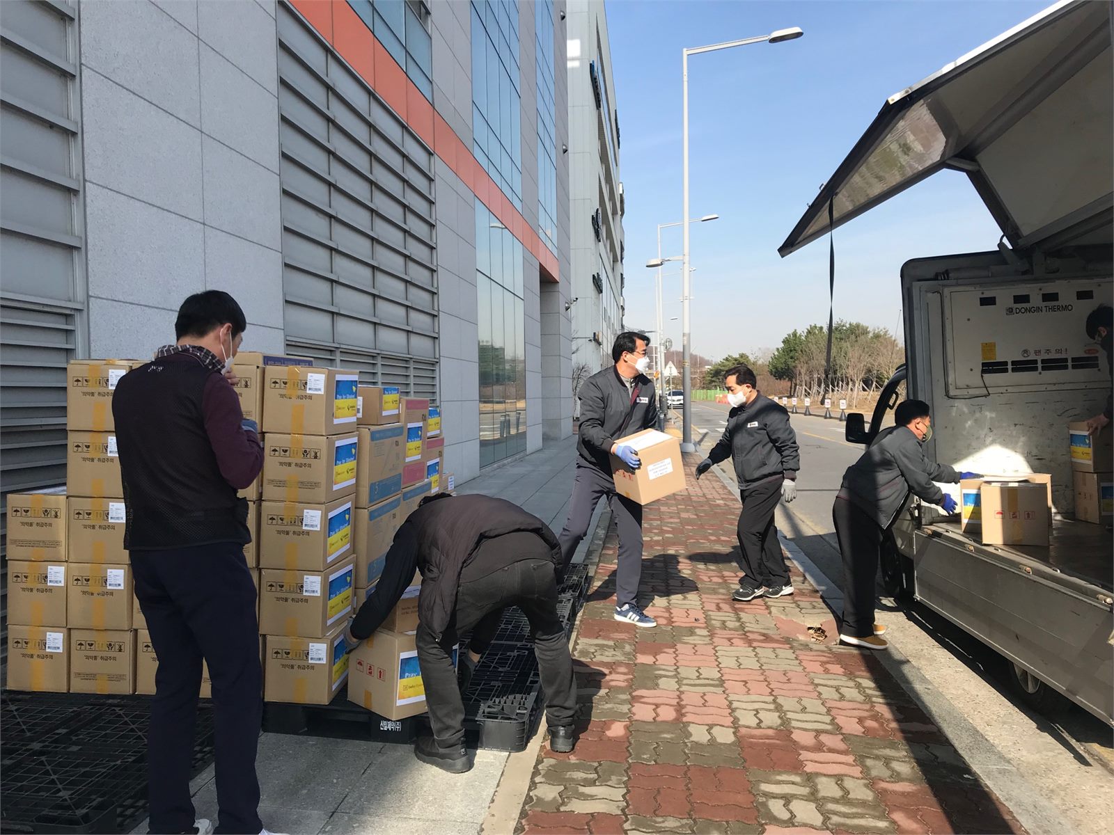 구호품 상자를 옮기는 직원들